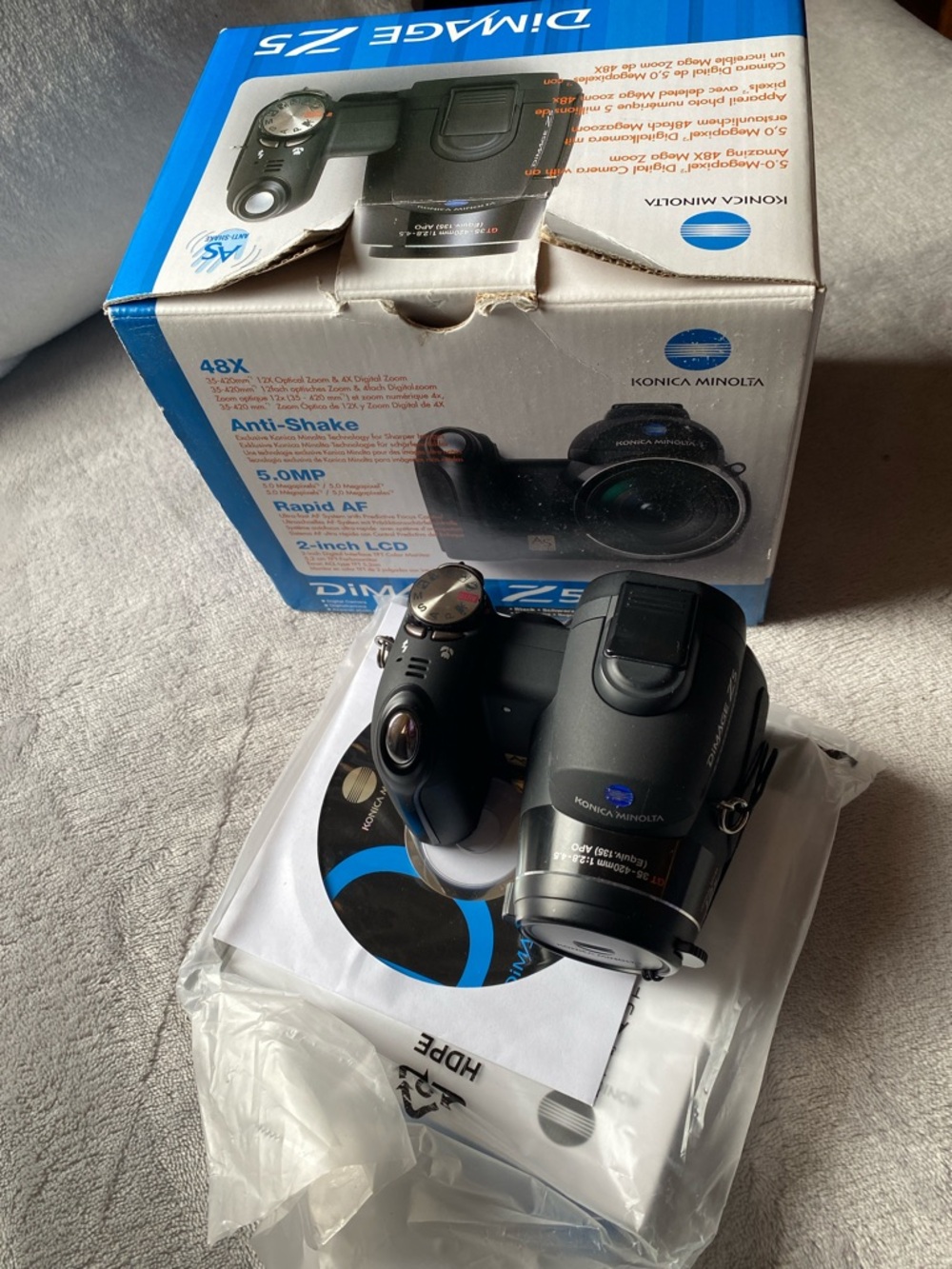 Konica Minolta Black Digital Camera - Compact Bridge Camera